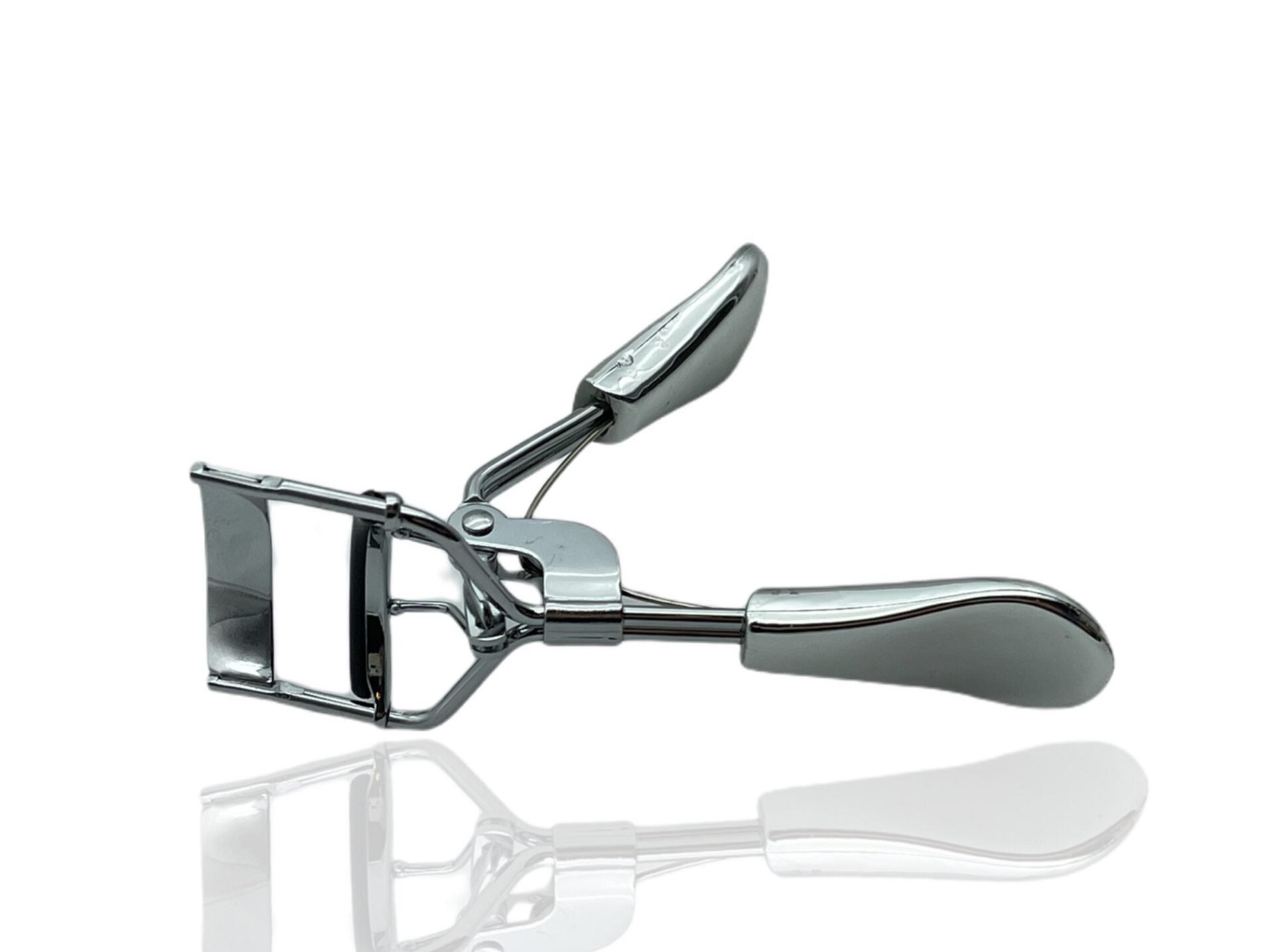 Eyelash Curler Farbe - Silber – geöffnete silberne Wimpernzange